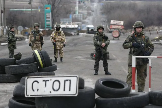 Ukrainian servicemen stand guard at a checkpoint near the eastern Ukrainian town of Debaltseve in Donetsk region, December 24, 2014. (Photo by Valentyn Ogirenko/Reuters)