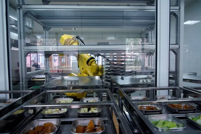 A robot chef makes food for lunch at Minhang Experimental High School amid the global outbreak of the coronavirus disease (COVID-19) in Shanghai, China, December 1, 2020. (Photo by Aly Song/Reuters)