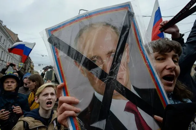 Opposition supporters attend an unauthorized anti-Putin rally called by opposition leader Alexei Navalny on May 5, 2018 in Saint Petersburg, two days ahead of Vladimir Putin's inauguration for a fourth Kremlin term. (Photo by Olga Maltseva/AFP Photo)
