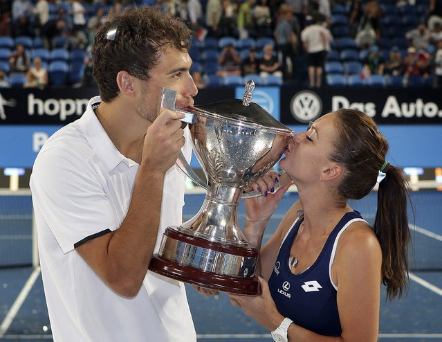 Agnieszka Radwanska and Jerzy Janowicz of Poland kiss the Hopman Cup after defeating Serena Williams and John Isner of the U.S. in the 2015 Hopman Cup final in Perth, January 10, 2015. (Photo by Reuters/Stringer)