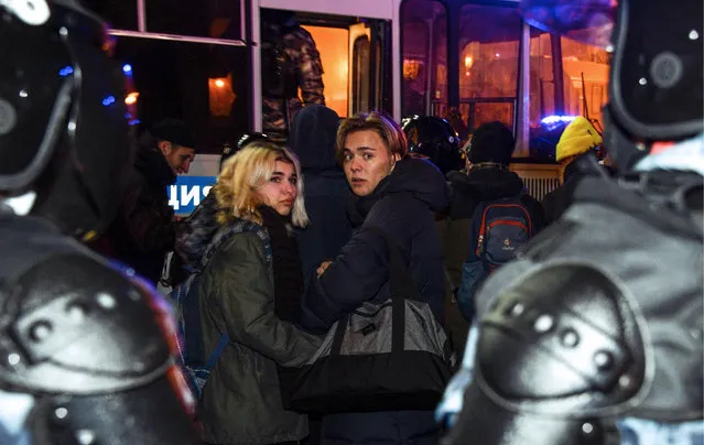 Riot police officers detain people during a protest against a court ruling ordered Russian opposition leader Alexei Navalny jailed for nearly three years, in downtown Moscow on February 2, 2021. (Photo by Alexander Nemenov/AFP Photo)