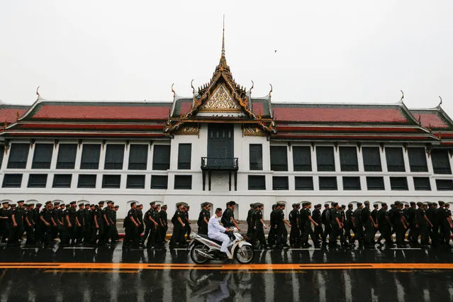 Soldiers walk in front of the Grand Palace where Thailand's late king Bhumibol Adulyadej is lying in state in Bangkok, Thailand November 8, 2016. (Photo by Jorge Silva/Reuters)