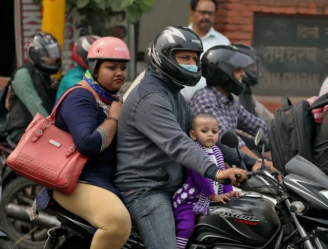 A man wears a mask to protect himself from the pollution as he drives a motorbike in Delhi, India November 7, 2016. (Photo by Cathal McNaughton/Reuters)