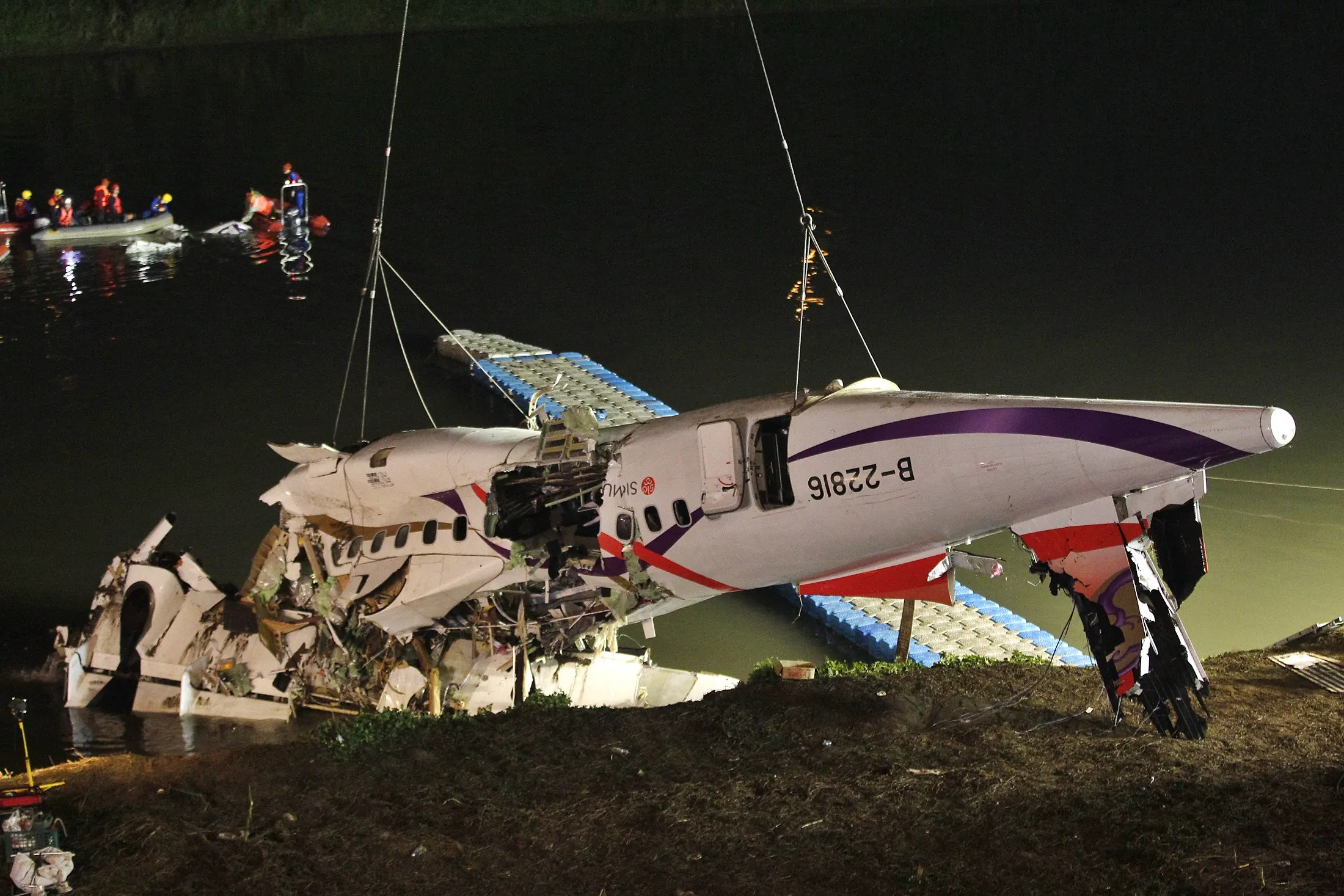 Видеть крушение. TRANSASIA Airways Flight 235. TRANSASIA Airways Flight 235 crash. ATR 72 катастрофа Тайвань.