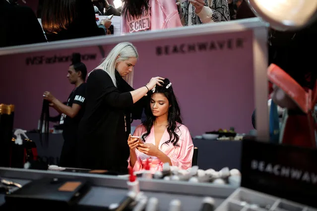 A model gets ready backstage before the Victoria's Secret Fashion Show at the Grand Palais in Paris, France, November 30, 2016. (Photo by Benoit Tessier/Reuters)