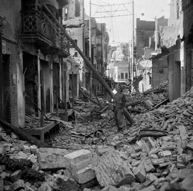 Religious rioting leaves a shopping district in shambles in Lahore, in the West Punjab section of the new Dominion of Pakistan, August 25, 1947. Warfare between religious communities in the India and Pakistan areas of partitioned Punjab continues. (Photo by AP Photo)