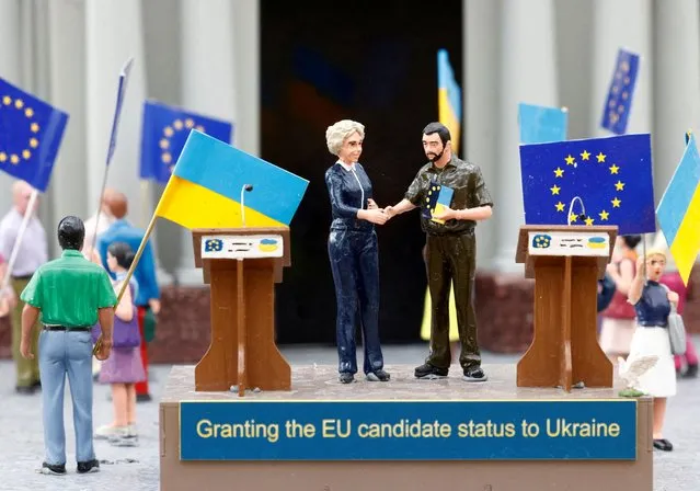 Miniature models depict European Commission President Ursula von der Leyen shaking hands with Ukraine's President Volodymyr Zelenskiy, surrounded by people with European and Ukrainian flags celebrating outside the Independence Monument in Kyiv's Maidan Square, at The “Mini-Europe” theme park in Brussels, Belgium July 27, 2022. (Photo by Yves Herman/Reuters)