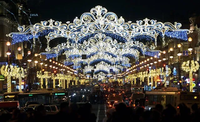 Cars queue in traffic under Christmas lights in Saint Petersburg on December 22, 2016. (Photo by Olga Maltseva/AFP Photo)