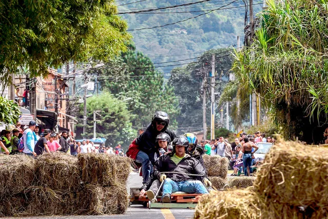 Participants descend a hill in home- made vehicles during the 29 th Car Festival in Medellin, Antioquia department, Colombia, on November 18, 2018. (Photo by Joaquin Sarmiento/AFP Photo)