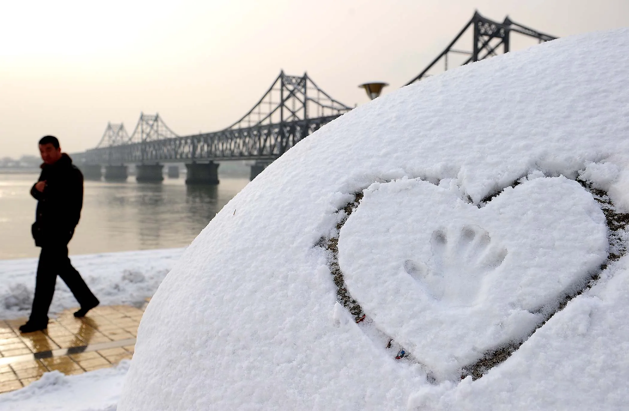Самые нужные зимой. Сердце из снега. Сердечко из снега. Сердце на снегу. Надпись на снегу.