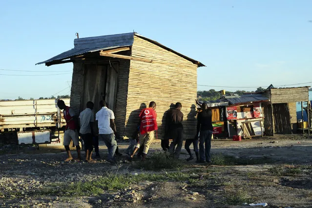 Men carry a mobile shop to safer ground in Pemba city on the northeastern coast of Mozambique, Saturday, April, 27, 2019. Cyclone Kenneth arrived late Thursday, just six weeks after Cyclone Idai ripped into central Mozambique and killed more than 600 people.Authorities are urging people to move immediately to higher ground as flooding and mudslides are feared in the wake of Cyclone Kenneth. (Photo by Tsvangirayi Mukwazhi/AP Photo)