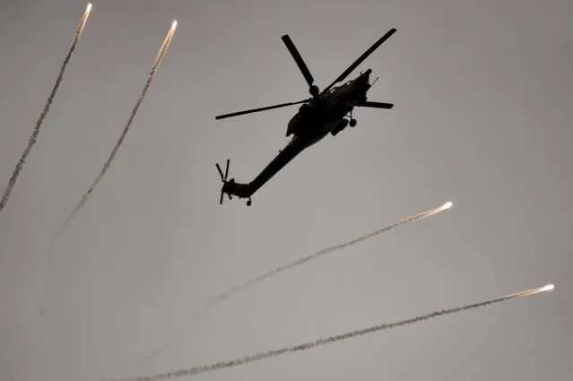 A Mil Mi-28 “Havoc” helicopter fires flares in west Mosul on March 11, 2017 during the ongoing battle by Iraqi forces to seize the city from Islamic State (IS) group jihadists. (Photo by Aris Messinis/AFP Photo)
