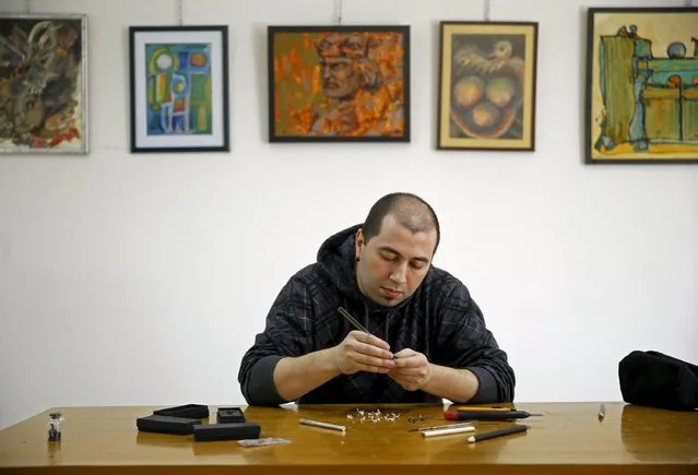 Jadranko Djordjevic, a self-taught artist, works on his miniature sculpture on a graphite pencil in Tuzla, Bosnia and Herzegovina April 26, 2016. (Photo by Dado Ruvic/Reuters)