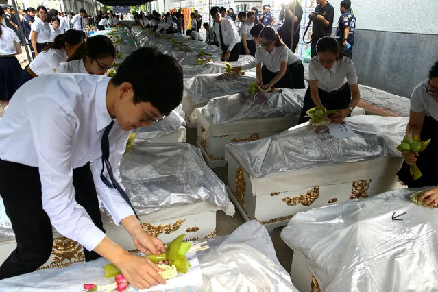 Medical students from Chulalongkorn University take part in a religious ceremony to pay respects to cadavers used during their medical studies before the bodies are removed from Chulalongkorn Hospital in Bangkok, Thailand, April 26, 2017. (Photo by Athit Perawongmetha/Reuters)