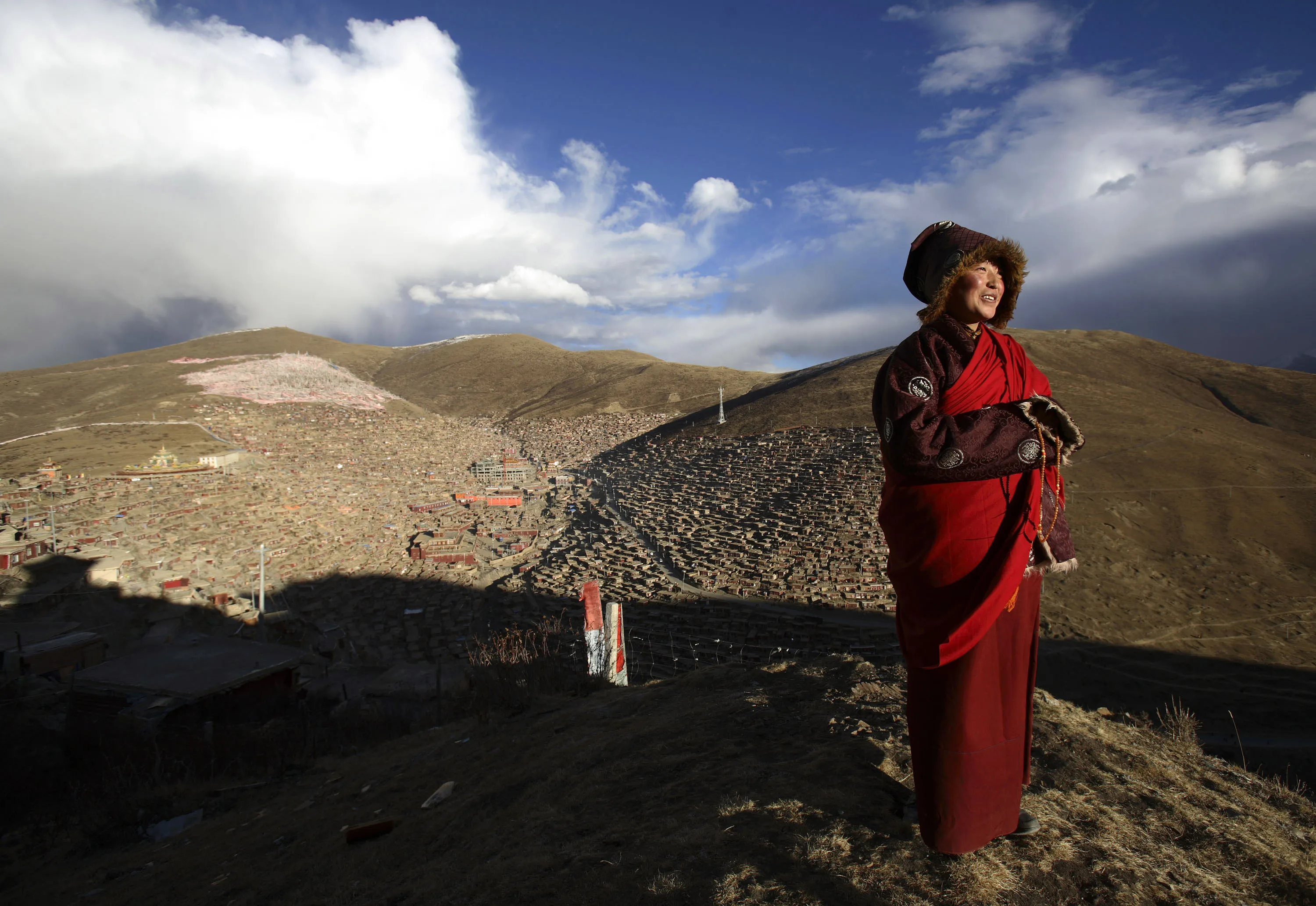 Включи тибетскую. Ларунг гар Тибет. Монастырь буддистов в Тибете. Монастырь Седа тибетский. Долина Ларунг.