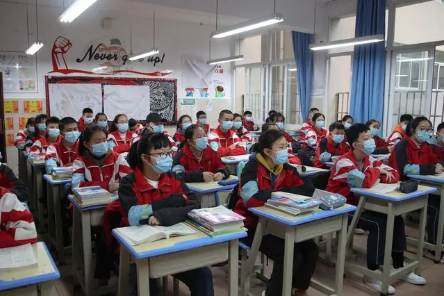 Junior high students wearing face masks attend a class on their first day of returning to school following an outbreak of coronavirus, in Guiyang, Guizhou province, China on March 16, 2020. (Photo y Cnsphoto via Reuters)