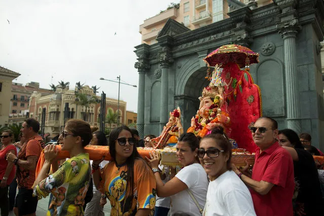 Devotees carry an idol of the Hindu god Ganesh, the deity of prosperity, before immersing it into the Mediterranean sea during Ganesh Chaturthi festival in Ceuta, Spain, August 27, 2017. (Photo by Jesus Moron/Reuters)