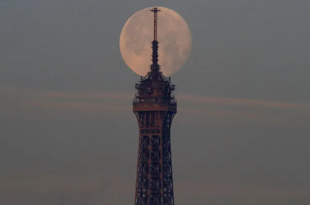 A super-moon sets over the Eiffel Tower in Paris, France, December 15, 2016. (Photo by Christian Hartmann/Reuters)