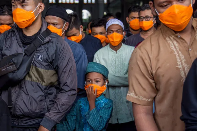 Indonesian Muslims wear masks as they attend Friday Prayers amid the coronavirus pandemic, at a mosque in Surabaya, East Java, Indonesia, 20 March 2020. According to media reports, Indonesia has confirmed over 300 cases of SARS-CoV-2 coronavirus since the outbreak began, with 271 being treated, and 25 people dead from COVID-19. (Photo by Fully Handoko/EPA/EFE)