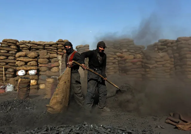 Labourers work at a coal dump site in Kabul, Afghanistan November 15, 2016. (Photo by Mohammad Ismail/Reuters)