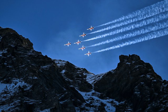 Northrop F-5E Tiger II aircraft of the Patrouille de Suisse aerobatic team of the Swiss Air Force perform an aerobatic dispay ahead of the men's Super-G event at the FIS Alpine Skiing World Cup event in Wengen on January 17, 2025. (Photo by Fabrice Coffrini/AFP Photo)