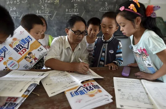 A teacher (C) speaks to students inside a classroom of Dalu primary school in Gucheng township of Hefei, Anhui province, China, September 8, 2015. (Photo by Reuters/Stringer)