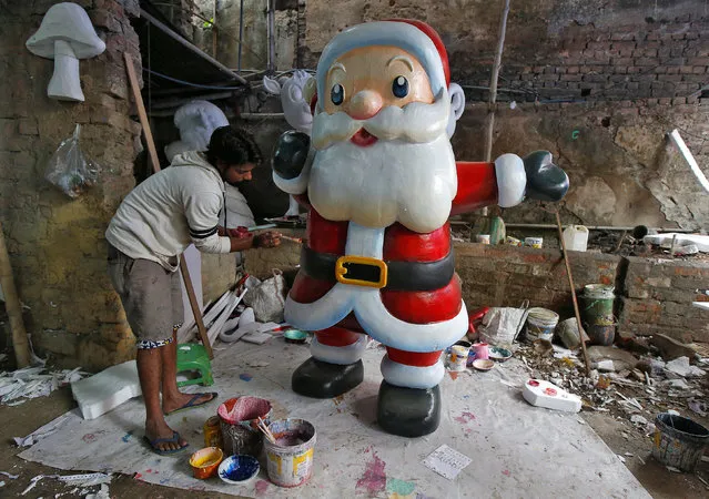A man applies finishing touches to a Santa Claus model at a workshop ahead of Christmas celebrations in Kolkata, India, December 8, 2017. (Photo by Rupak De Chowdhuri/Reuters)