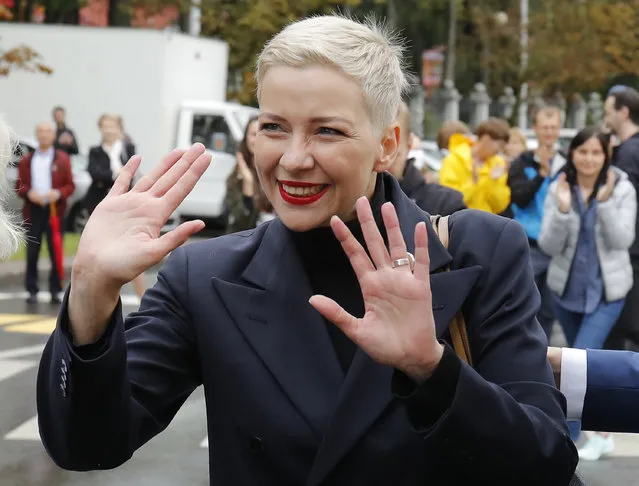 Maria Kolesnikova, one of Belarus' opposition leaders, gestures on the way to the Belarusian Investigative Committee in Minsk, Belarus, Thursday, August 27, 2020. Police in Belarus detained over 50 people across the country during protests demanding the resignation of Belarus' authoritarian leader, officials said Wednesday. (Photo by Dmitri Lovetsky/AP Photo)