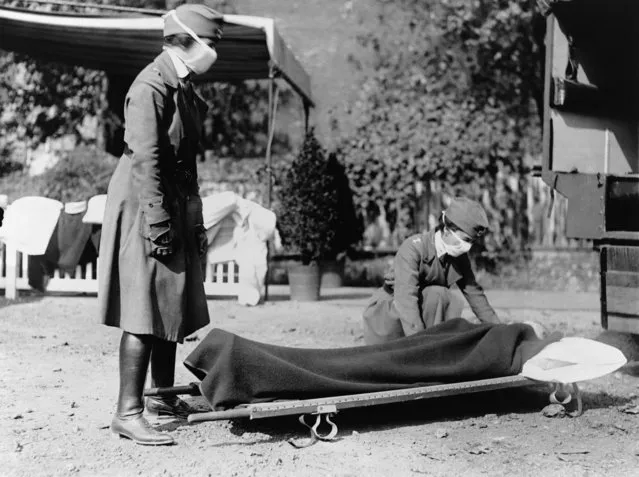 Two American Red Cross nurses demonstrating treatment practices during the influenza pandemic of 1918. (Photo by  Library of Congress)