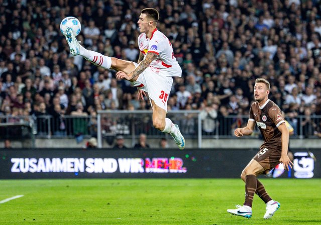 Leipzig's Slovenian forward #30 Benjamin Sesko (L) and St Pauli's German defender #05 Hauke Wahl vie for the ball during the German first division Bundesliga football match between St Pauli and RB Leipzig in Hamburg on September 22, 2024. (Photo by Axel Heimken/AFP Photo)