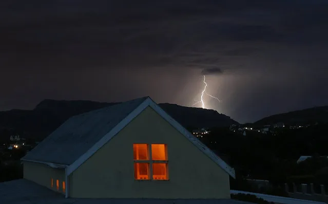 Lightning strikes above the World Heritage Site Table Mountain National Park in Cape Town, South Africa, 28 March 2018. A rare electrical storm occurred with rain predicted in the following days in the drought ravaged Cape Province. (Photo by Nic Bothma/EPA/EFE)