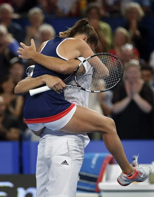 Agnieszka Radwanska and Jerzy Janowicz of Poland celebrate after defeating Serena Williams and John Isner of the U.S. in the 2015 Hopman Cup final in Perth, January 10, 2015. (Photo by Reuters/Stringer)