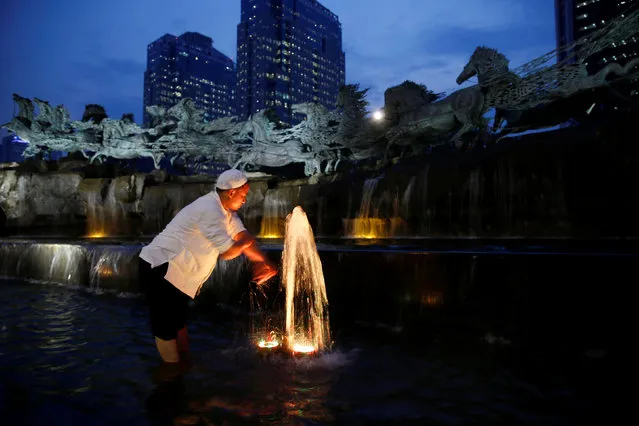 A member of hardline Muslim group washes his hand at a fountain as he attends a protest against Jakarta's incumbent governor Basuki Tjahaja Purnama, an ethnic Chinese Christian running in the upcoming election, in Jakarta, Indonesia, November 4, 2016. (Photo by Reuters/Beawiharta)