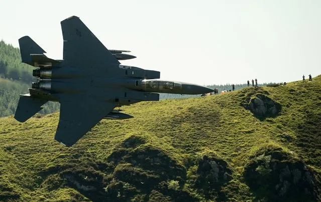 A United States Air Force (USAF) F-15 fighter jet travels at low altitude through the “Mach Loop” series of valleys near Dolgellau, north Wales on June 26, 2018. (Photo by Oli Scarff/AFP Photo)