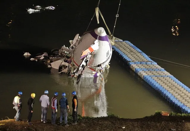 The wreckage of a TransAsia Airways turboprop ATR 72-600 aircraft is recovered from a river, in New Taipei City, February 4, 2015. (Photo by Pichi Chuang/Reuters)