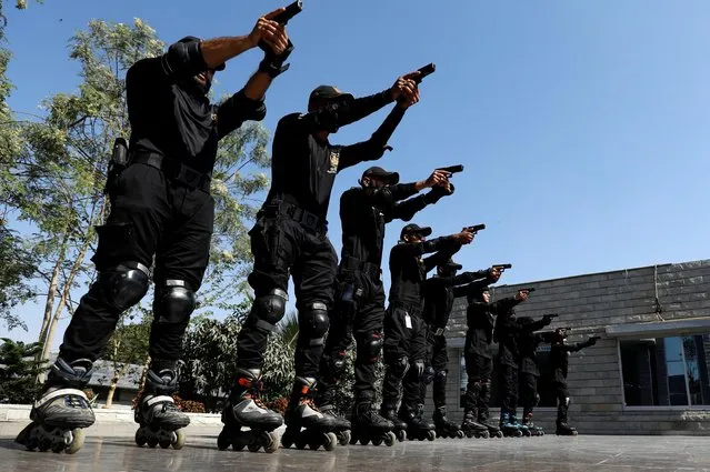 Special Security Unit (SSU) police members aim their weapons as they rollerblade during practice at the headquarters in Karachi, Pakistan on February 18, 2021. (Photo by Akhtar Soomro/Reuters)