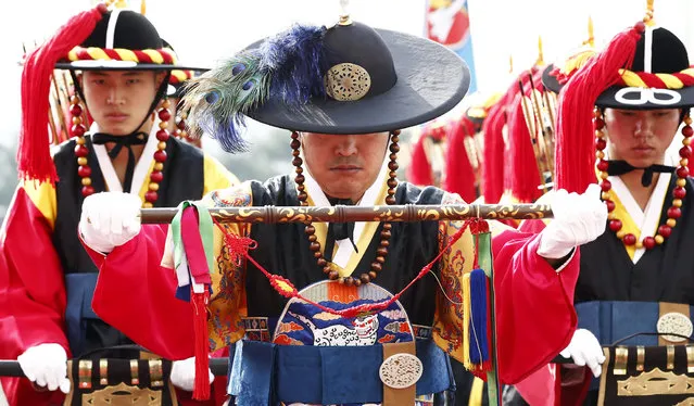 South Korean honor guards salute during a welcomin gceremony for Paraguayan Defense Minister Diogenes Martinez (not pictured) at the headquarters of the Defense Ministry in Seoul, South Korea, 06 January 2016. The two signed a memorandum of understanding to strengthen bilateral defense cooperation. (Photo by Jeon Heon-Kyun/EPA)