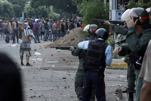 Venezuelan National Guards clash with demonstrators in La Fria, Venezuela December 17, 2016. (Photo by Carlos Eduardo Ramirez/Reuters)