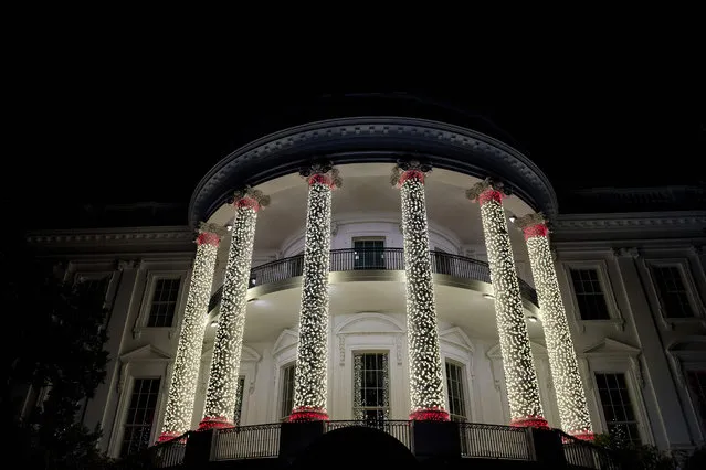 The White House's south portico is seen decorated with Christmas lights on December 11, 2016 in Washington, DC. (Photo by Brendan Smialowski/AFP Photo)
