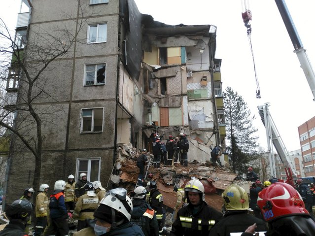 Russian Emergencies Ministry members work at the site of a residential five-storey apartment building after a gas explosion, in the city of Yaroslavl, northeast of Moscow, Russia, February 16, 2016. (Photo by Reuters/Press Service of Russian Emergencies Ministry in Yaroslavl region)