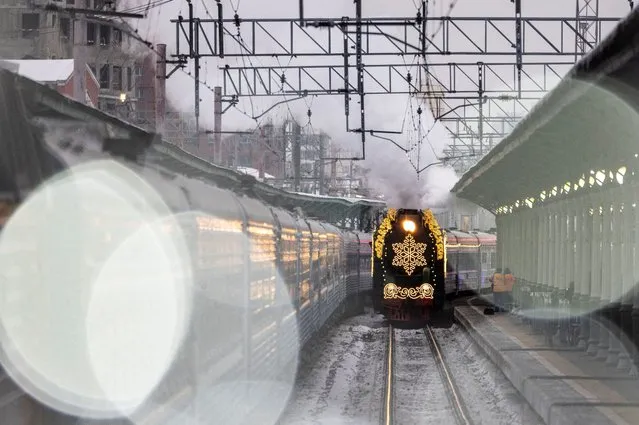 Steam train of Ded Moroz (Father Frost), the Russian equivalent of Santa Claus, travelling all over the country ahead of the New Year, arrives at Belorussky railway station in Moscow, Russia on December 27, 2023. (Photo by Maxim Shemetov/Reuters)