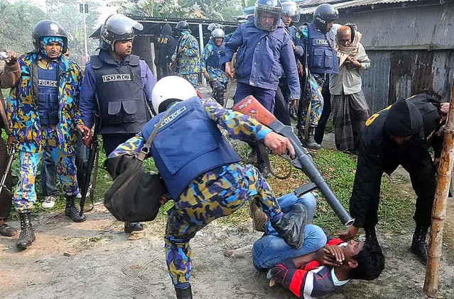 Bangladeshi policemen kick a suspect, following an attack on a polling station, in Bogra, north of Dhaka, Bangladesh, Sunday, January 5, 2014. Police in Bangladesh fired at protesters and more than 100 polling stations were torched in Sunday's general elections marred by violence and a boycott by the opposition, which dismissed the polls as a farce. (Photo by AP Photo)