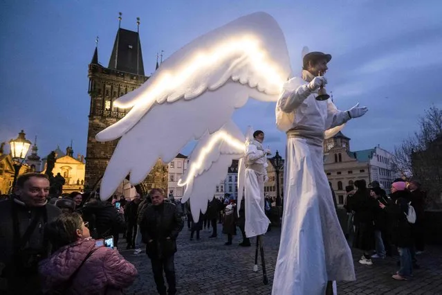 Performers in angel costumes take part in a Christmas angels parade on December 11, 2022 in Prague. (Photo by Michal Cizek/AFP Photo)