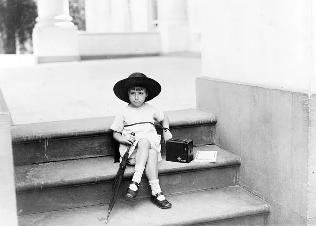 Original caption, dated June 29, 1922: “Little Miss Tarkington, daughter of Mrs. W. Tarkington Jr., snapped on the steps of the White House patiently waiting to snap a picture of Mr. Harding”. (Photo by Library of Congress)