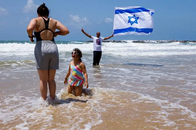 People celebrate Israel's Independence Day, marking the 74th anniversary of the creation of the state, in Tel Aviv, Israel on May 5, 2022. (Photo by Amir Cohen/Reuters)