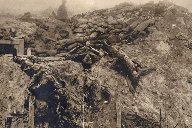 Dead British soldiers are pictured at a machine gun position on the Western Front in this 1918 handout picture. This picture is part of a previously unpublished set of World War One (WWI) images from a private collection. The pictures offer an unusual view of varied and contrasting aspects of the conflict, from high tech artillery to mobile pigeon lofts, and from officers partying in their headquarters to the grim reality of life and death in the trenches. The year 2014 marks the centenary of the start of the war. (Photo by Reuters/Archive of Modern Conflict London)