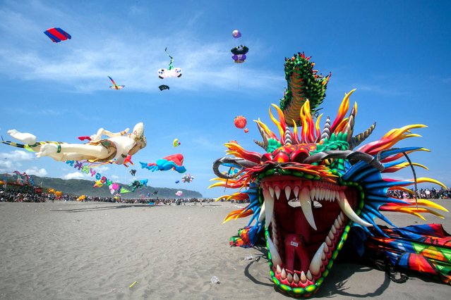 Participants play with kites during the International kites festival in Bantul, Yogyakarta, Indonesia on July 16, 2023. (Photo by Devi Rahman/AFP Photo)