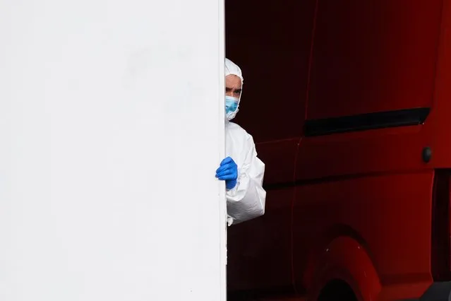 Members of the Military Emergency Unit (UME) take vans of the deceased for cold storage at the Palacio de Hielo ice rink on March 25, 2020 in Madrid, Spain. Spain plans to continue its quarantine measures at least through April 11. The coronavirus (COVID-19) pandemic has spread to at least 182 countries, claiming more than 18,000 lives and infecting hundreds of thousands more. (Photo by Carlos Alvarez/Getty Images)