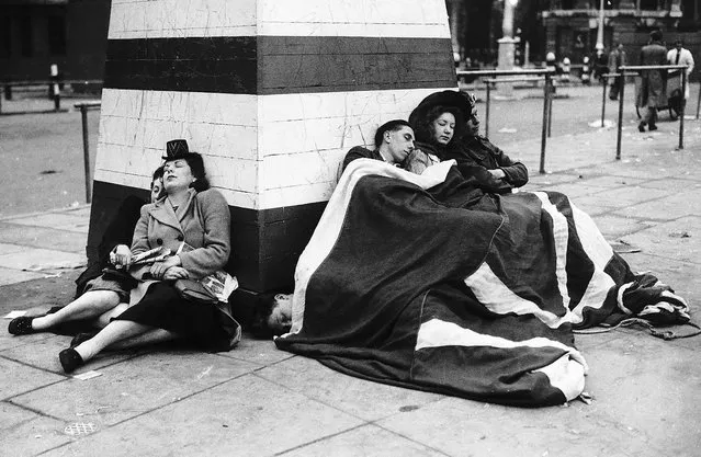 A londoniak a kora reggeli órákban alszanak egy ünnepség éjszaka után, 1945. május 8-án, délután 3 órakor (Fotó: Trinity Mirror / Mirrorpix / Alamy Stock fotó)