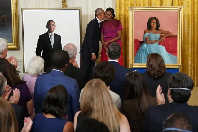 Former US President Barack Obama kisses former US First Lady Michelle Obama during a ceremony to unveil their official White House portraits, in the East Room of the White House in Washington, DC, on September 7, 2022. (Photo by Mandel Ngan/AFP Photo)